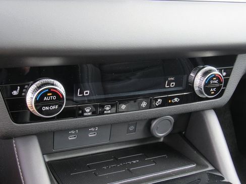 New 2025 Mitsubishi Outlander SE image 19