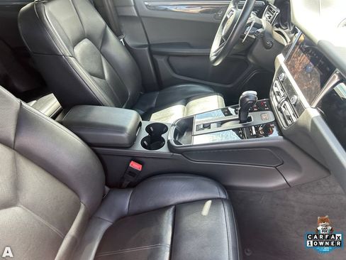 Used 2024 Porsche Macan AWD/4WD image 12