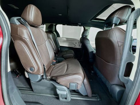 Used 2024 Toyota Sienna Platinum image 32