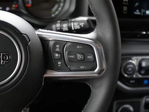 Used 2025 Jeep Wrangler Unlimited Sahara w/ Safety Group AWD/4WD image 16