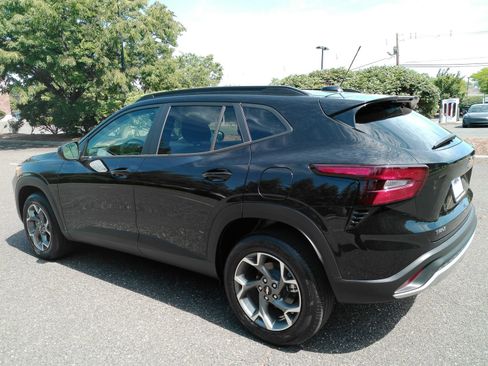 Used 2025 Chevrolet Trax LT FWD image 5
