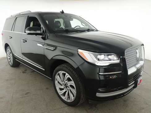 Used 2023 Lincoln Navigator Reserve image 3