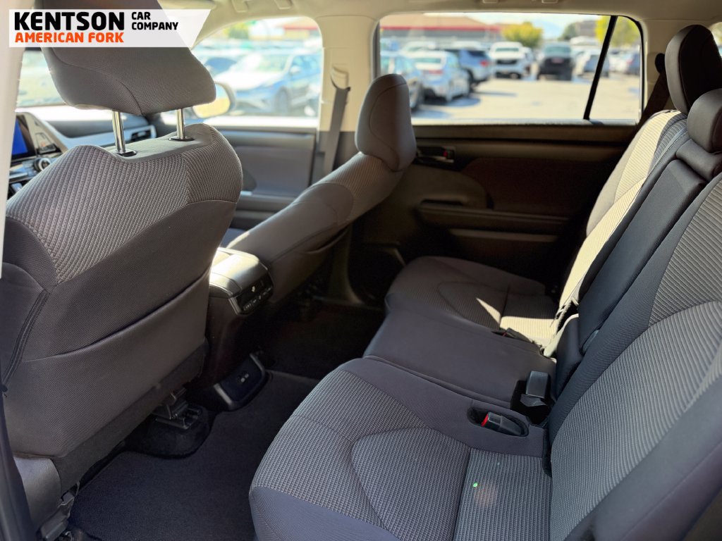 Used 2025 Toyota Highlander LE AWD/4WD image 32