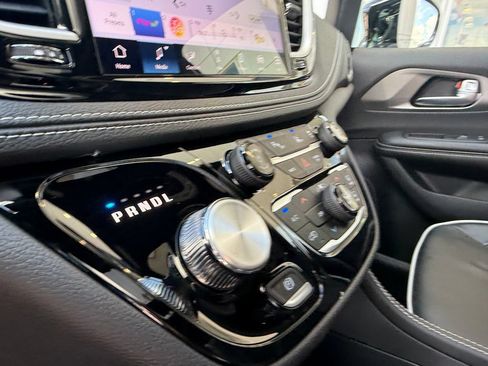 New 2027 Chrysler Pacifica Limited FWD image 18