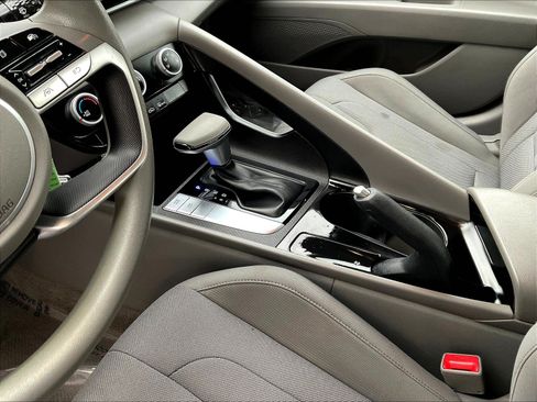 Certified 2024 Hyundai Elantra SE FWD image 18