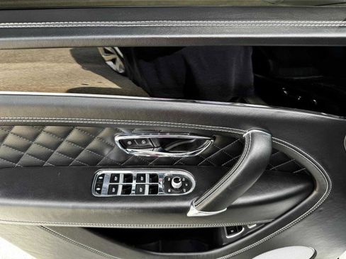 Used 2017 Bentley Bentayga image 18