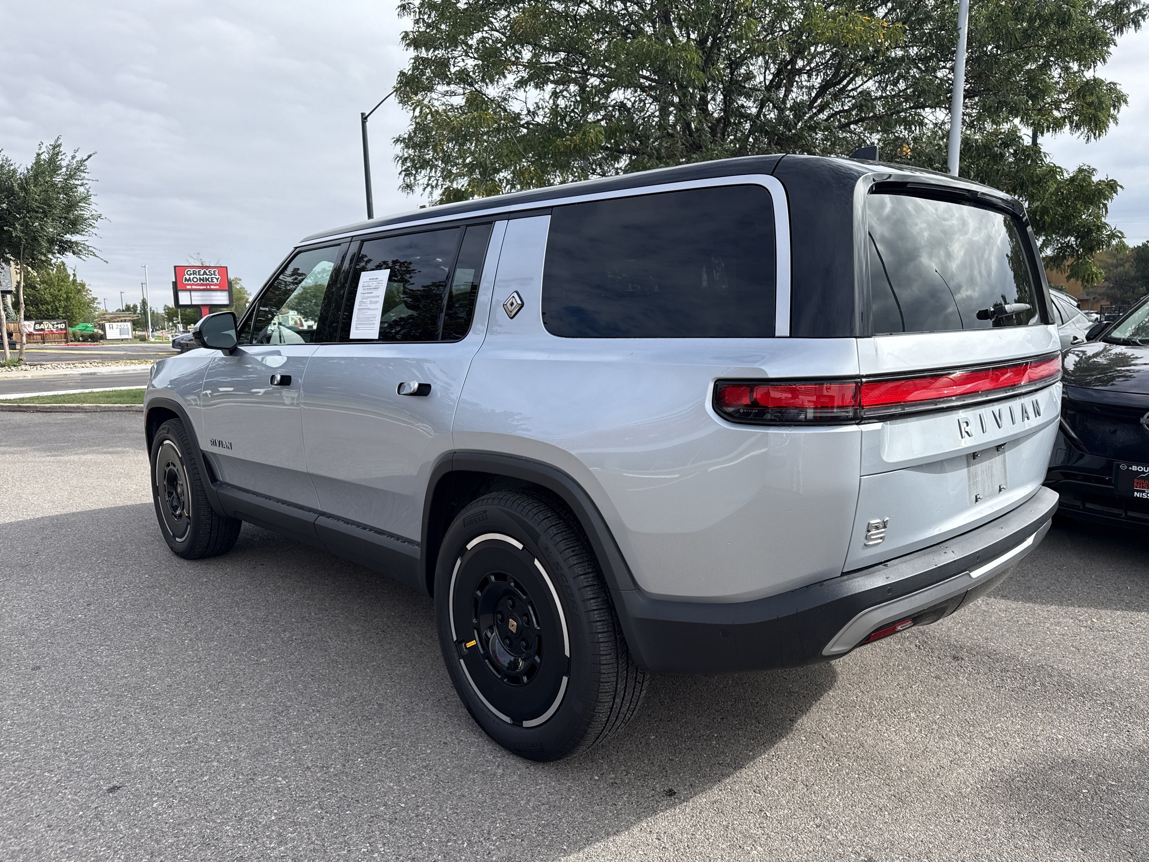 Used 2025 Rivian R1S Adventure Dual AWD/4WD image 5