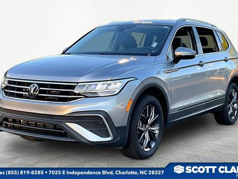 Used 2024 Volkswagen Tiguan SE FWD image 3