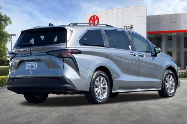Certified 2026 Toyota Sienna XLE FWD image 5
