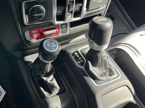Used 2024 Jeep Wrangler Unlimited AWD/4WD image 25