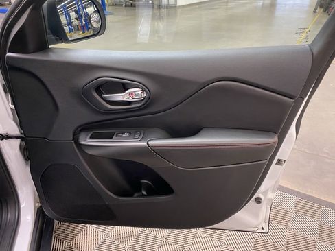 Used 2019 Jeep Cherokee Trailhawk image 22