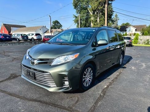 Used 2018 Toyota Sienna XLE w/ XLE Navigation Package FWD image 3