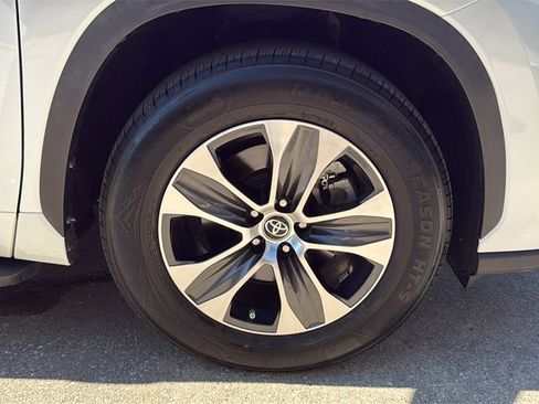 Certified 2023 Toyota Highlander XLE image 33