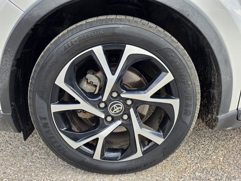 Used 2018 Toyota C-HR XLE FWD image 39