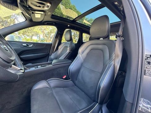 Used 2019 Volvo XC60 T5 R-Design FWD image 11