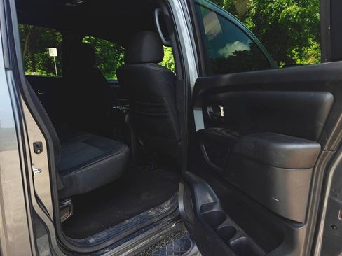 Used 2019 Nissan Titan SV w/ SV Convenience Package RWD image 23