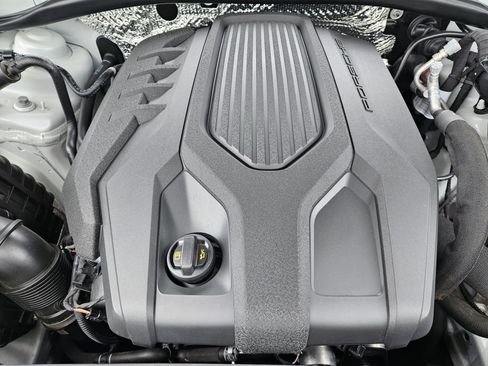 Certified 2025 Porsche Macan image 30