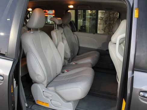 Used 2013 Toyota Sienna XLE FWD image 11