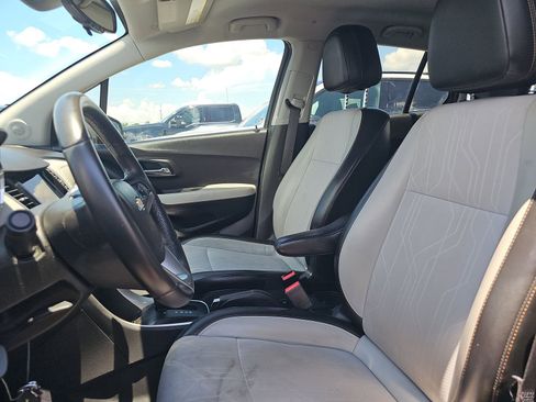 Used 2019 Chevrolet Trax LT w/ LT Convenience Package FWD image 5