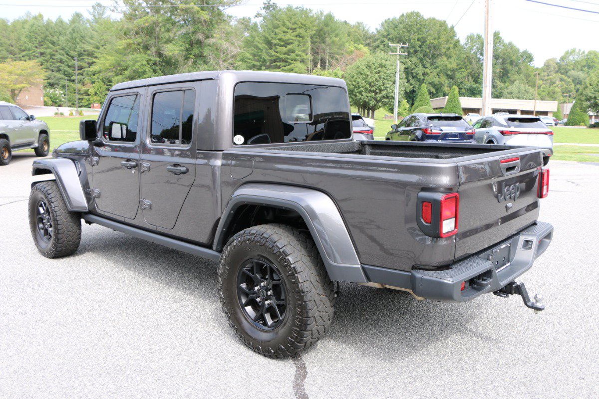 Used 2025 Jeep Gladiator Sport AWD/4WD image 3