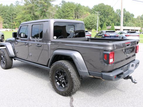 Used 2025 Jeep Gladiator Sport AWD/4WD image 3