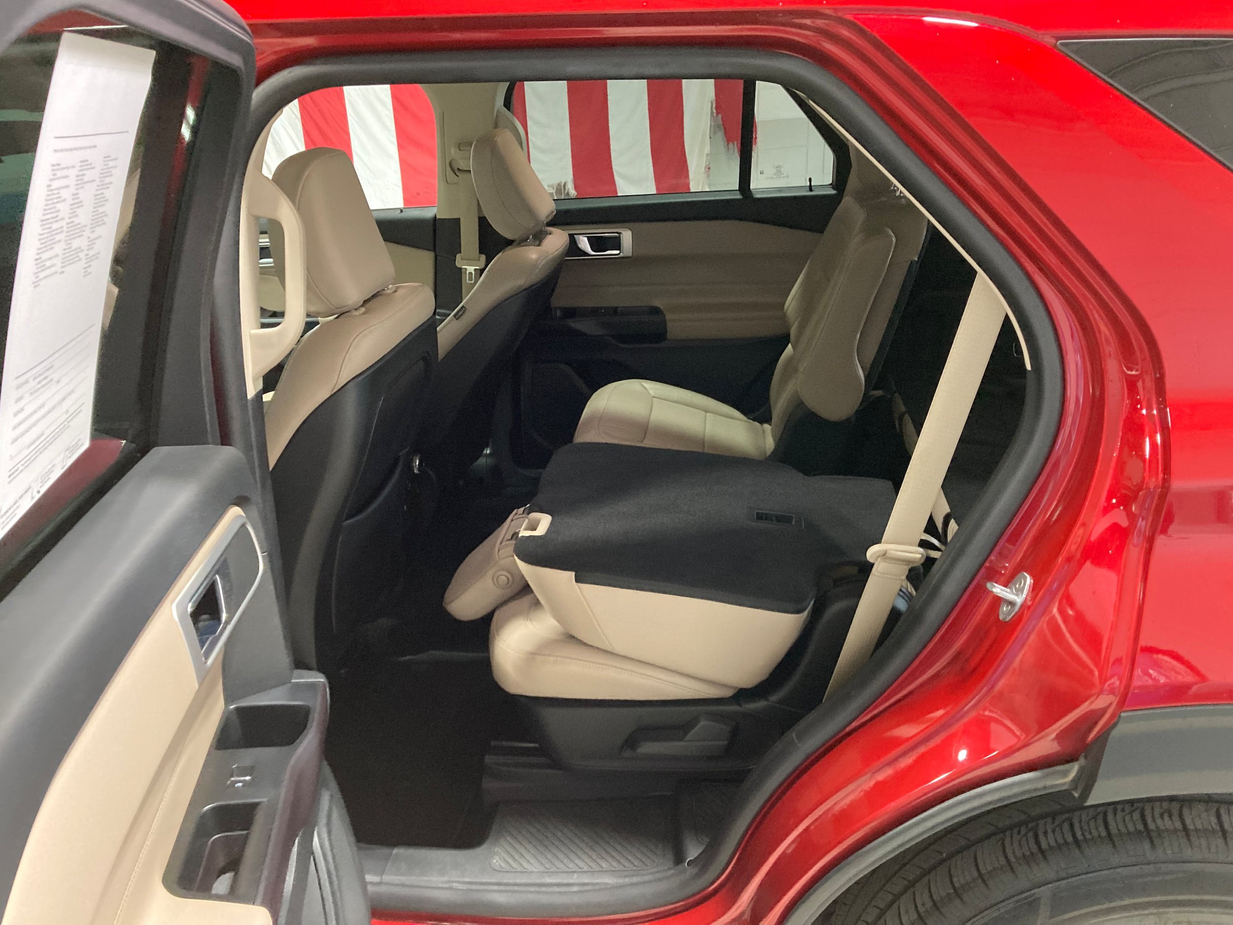 Used 2020 Ford Explorer XLT w/ Equipment Group 202A AWD/4WD image 18