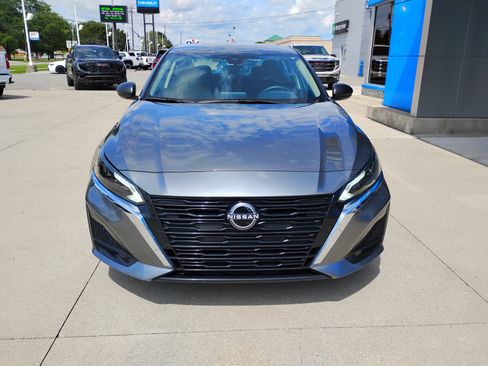 Used 2025 Nissan Altima 2.5 SV FWD image 2