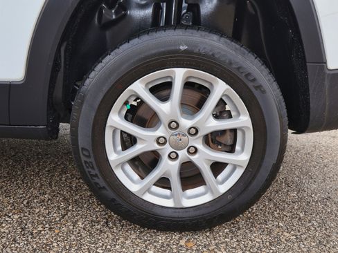 Used 2014 Jeep Cherokee Latitude w/ Comfort/Convenience Group image 32