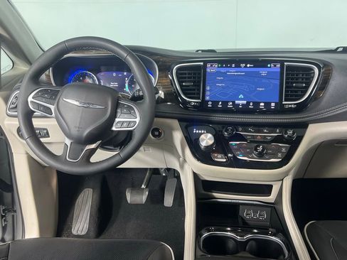 Used 2024 Chrysler Pacifica Limited image 13