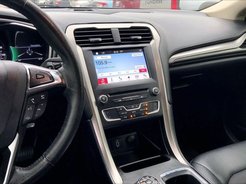 Used 2017 Ford Fusion SE w/ Equipment Group 201A FWD image 7