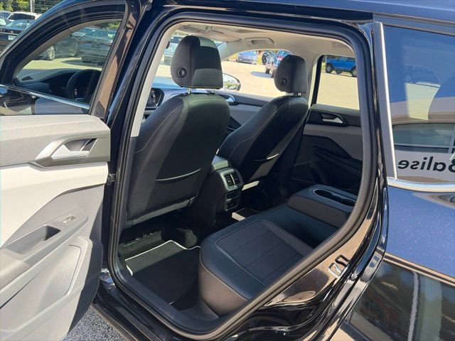Certified 2023 Volkswagen Taos SE w/ Panoramic Sunroof Package AWD/4WD image 17