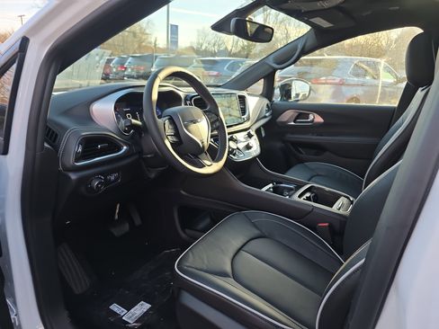 New 2026 Chrysler Pacifica Limited w/ S Appearance Package image 3