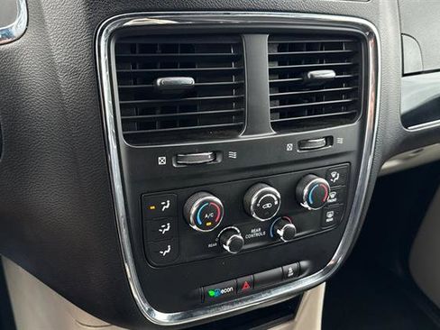 Used 2019 Dodge Grand Caravan SXT image 19