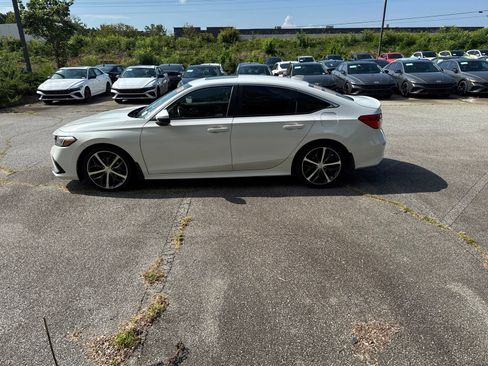 Used 2022 Honda Civic Touring image 2