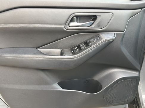 Used 2024 Nissan Rogue SL AWD/4WD image 12