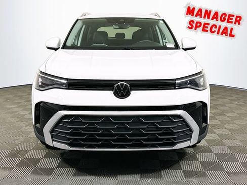 Used 2025 Volkswagen Taos SE FWD image 3