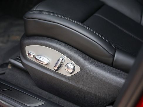 Certified 2025 Porsche Macan Turbo image 11