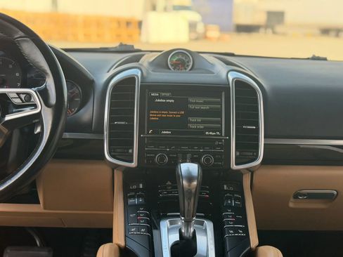 Used 2016 Porsche Cayenne w/ Premium Package AWD/4WD image 25