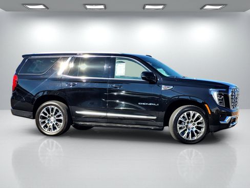Used 2025 GMC Yukon Denali AWD/4WD image 3