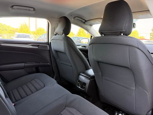 Used 2019 Ford Fusion SE FWD image 18