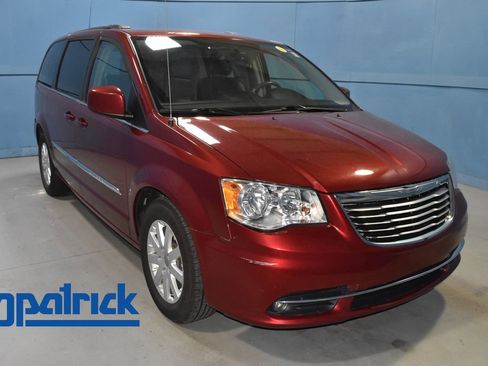 Used 2016 Chrysler Town & Country Touring FWD image 1