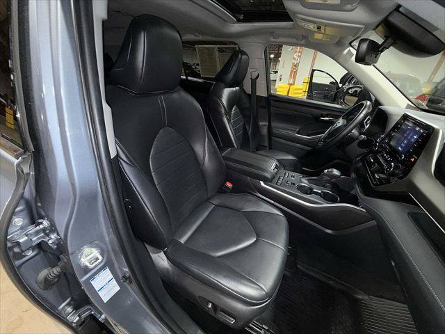 Certified 2022 Toyota Highlander XLE AWD/4WD image 16