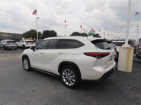 Used 2020 Toyota Highlander Limited FWD image 10