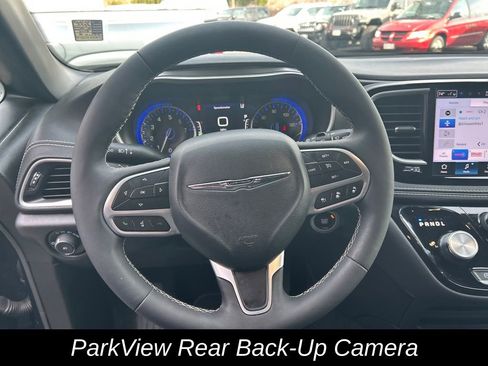 Used 2025 Chrysler Pacifica Select image 16