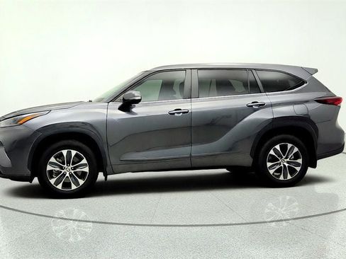 Used 2024 Toyota Highlander XLE AWD/4WD image 8