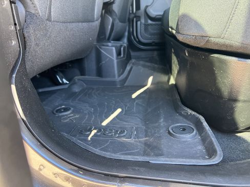 Used 2024 Jeep Gladiator Sport image 25