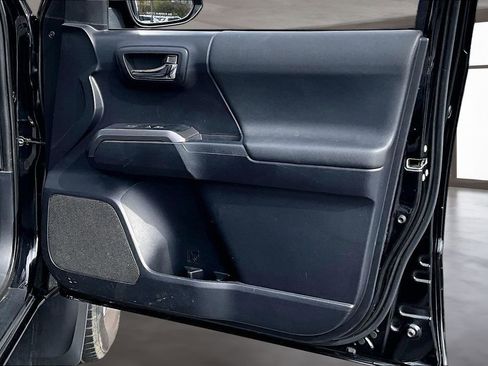 Used 2020 Toyota Tacoma TRD Off-Road w/ Technology Package image 25