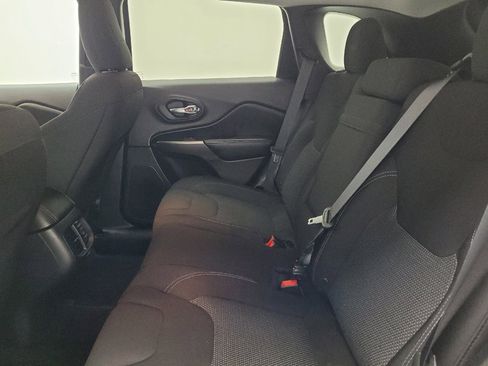 Used 2019 Jeep Cherokee Latitude w/ Popular Appearance Group FWD image 18