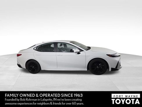 Used 2025 Toyota Camry SE image 5