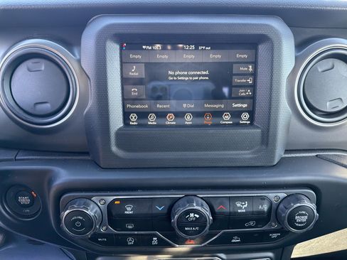 Certified 2022 Jeep Gladiator Willys image 21